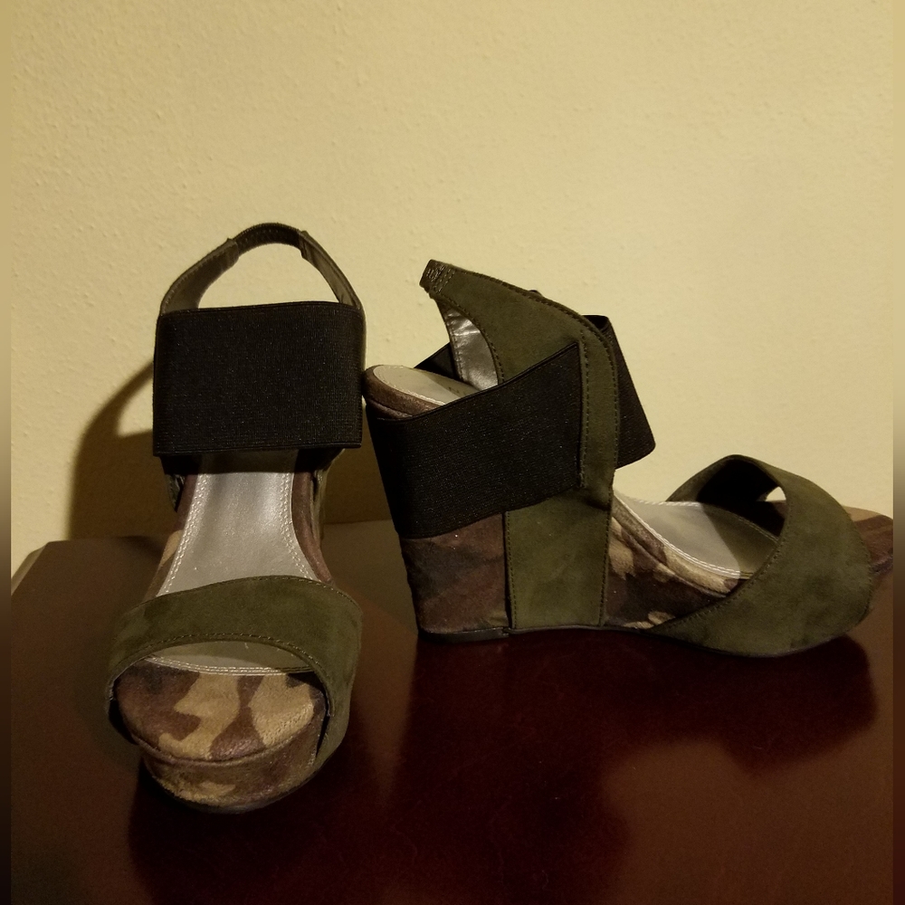 Like new Nine West Camo Colored Platform Wedges, Size 5.5 - Picture 2 of 11